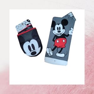 Disney Mickey Mouse matching set of oven mitts and kitchen towels